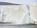 Rivière glacière dans la calotte de glace sur l'ile du Nord-Est