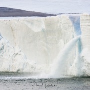 Rivière glacière dans la calotte de glace sur l'ile du Nord-Est