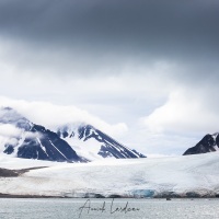 Glacier sur fond de ciel tourmenté