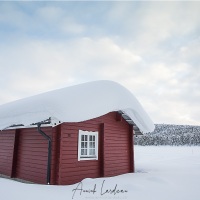 Cabane au bord d'un lac gelé