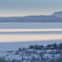 Ombre et lumière sur un lac gelé