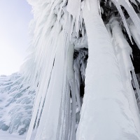 En bordure du lac gelé: stalactites de glace