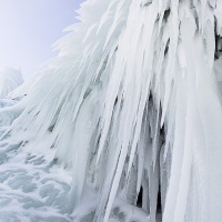 En bordure du lac gelé: stalactites de glace