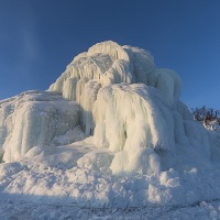 "Montagnes de galce" en bordure du lac gelé