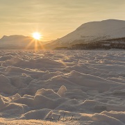 Lever de soleil sur le lac gelé