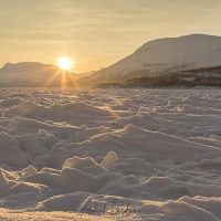 Lever de soleil sur le lac gelé