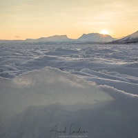 Lever de soleil sur le lac gelé
