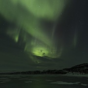 Lac gelé et aurore boréale