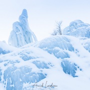 "Montagne de glace" en bordure d'un lac gelé