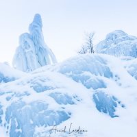 "Montagne de glace" en bordure d'un lac gelé