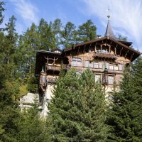 Grisons: Bâtiment dans la verdure, Saint Moritz