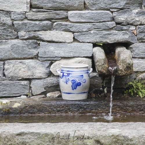 Fontaine dans l'enceinte du Musée du Val Maggia, Tessin