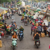 Hanoi: marché de Chợ Long Biên. Trafic aussi intense à l'intérier qu'à l'extérieur