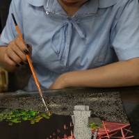 Fabrication de tableaux  en laque et brisures de coquilles d'oeufs