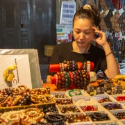 Marché nocturne à Hanoi: marchande de bijoux