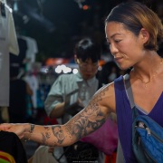 Marché nocturne à Hanoi: tatouage