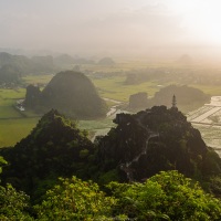 Baie de Ha Long terrestre depuis le point de vue de Hang Mua