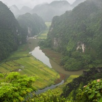 Baie de Ha Long terrestre depuis le point de vue de Hang Mua