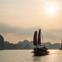 Baie de Ha Long: jonque traditionnelle au coucher de soleil