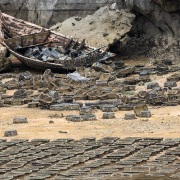 Baie de Ha Long: carcasse de bateau et casiers à fruits de mer
