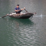 Baie de Ha Long: ramer avec les pied et avoir les mains libre pour une autre activité