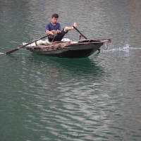 Baie de Ha Long: ramer avec les pied et avoir les mains libre pour une autre activité